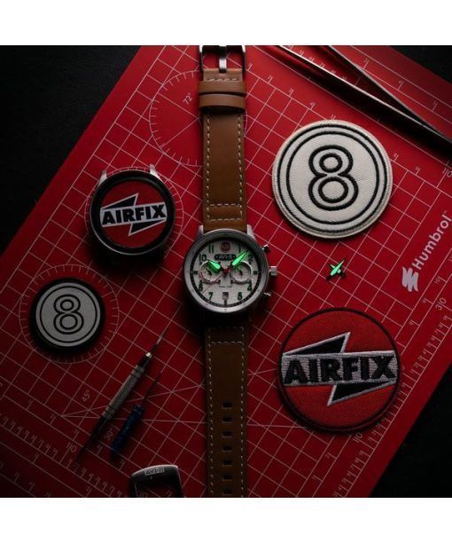 AVI-8 ホーカー ハリケーン キャリー デュアルタイム エアフィックス エディション シルバー レザー ストラップ ホワイト ダイヤル クォーツ AV-4088-06 メンズ 腕時計